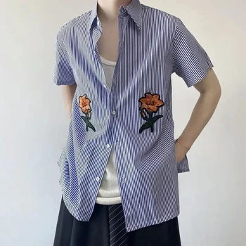Летняя синяя рубашка в полоску, Мужские Рубашки в корейском стиле с вышивкой в виде цветка в стиле ретро, Новые Модные Повседневные Блузки Унисекс с коротким рукавом