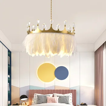 Новый дизайн, современный подвесной светильник с белым пером, Золотая Корона, подвесной светильник для комнаты девочек с хрустальным декором для спальни, украшение отеля